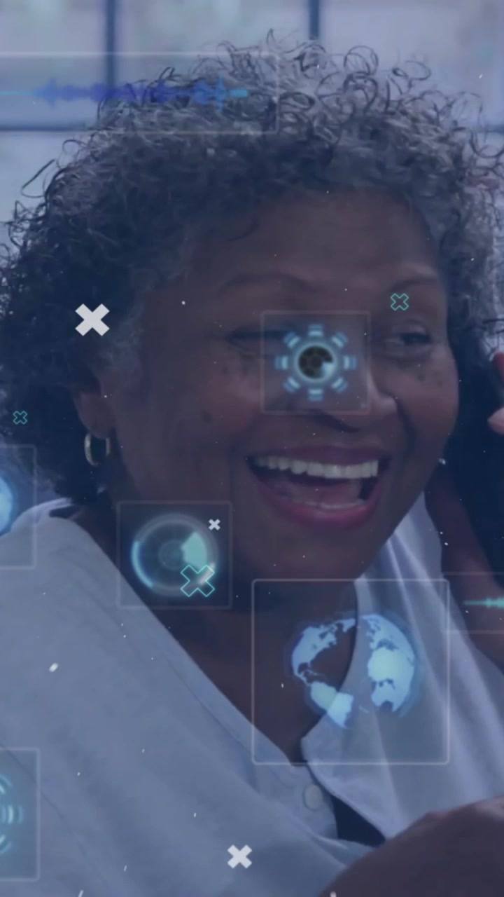 Animazione di elaborazione dati su anziana donna afroamericana a casa