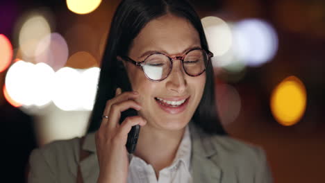 ciudad, noche y mujer con llamada telefónica