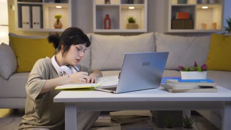 Estudiante-Estresada-Y-Deprimida-En-Casa-Por-La-Noche.