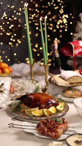 banquete de navidad con pato asado y otros platos