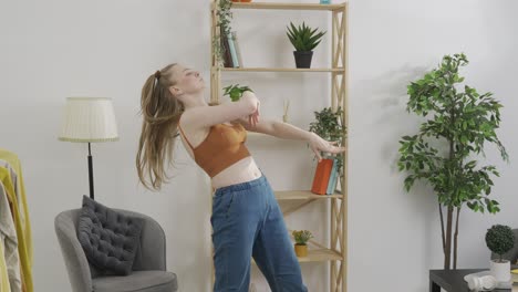 mujer bailando en un entorno doméstico