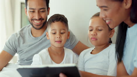 Mama,-Papa-Und-Kinder-Auf-Tablet-Im-Schlafzimmer