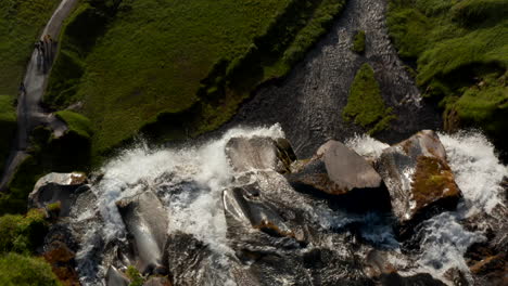 Atemberaubender-Blick-Aus-Der-Vogelperspektive-Auf-Den-Skofagoss-Wasserfall-In-Island.-Luftbild-Des-Schönen-Und-Majestätischen-Wasserfalls-Von-Oben-Gesehen.-Erstaunlich-In-Der-Natur