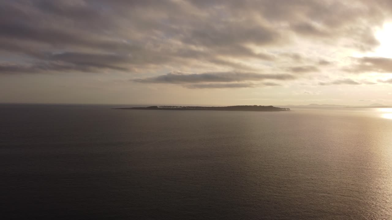 vista aérea de la puesta de sol en la isla gorriti, uruguay