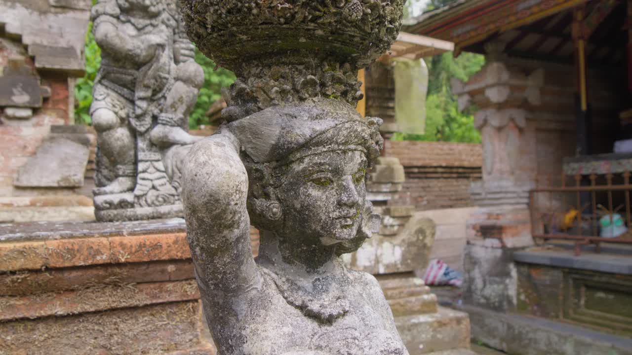Uma estátua de pedra lindamente esculpida no templo Pura Gunung Kawi Sebatu, Bali, Indonésia.