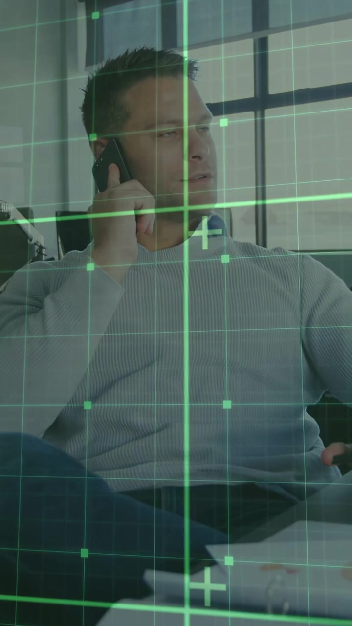 Video verticale: Uomo che risponde a una chiamata, tenendo il telefono, scansionando documenti con un HUD verde che assiste un compito aziendale