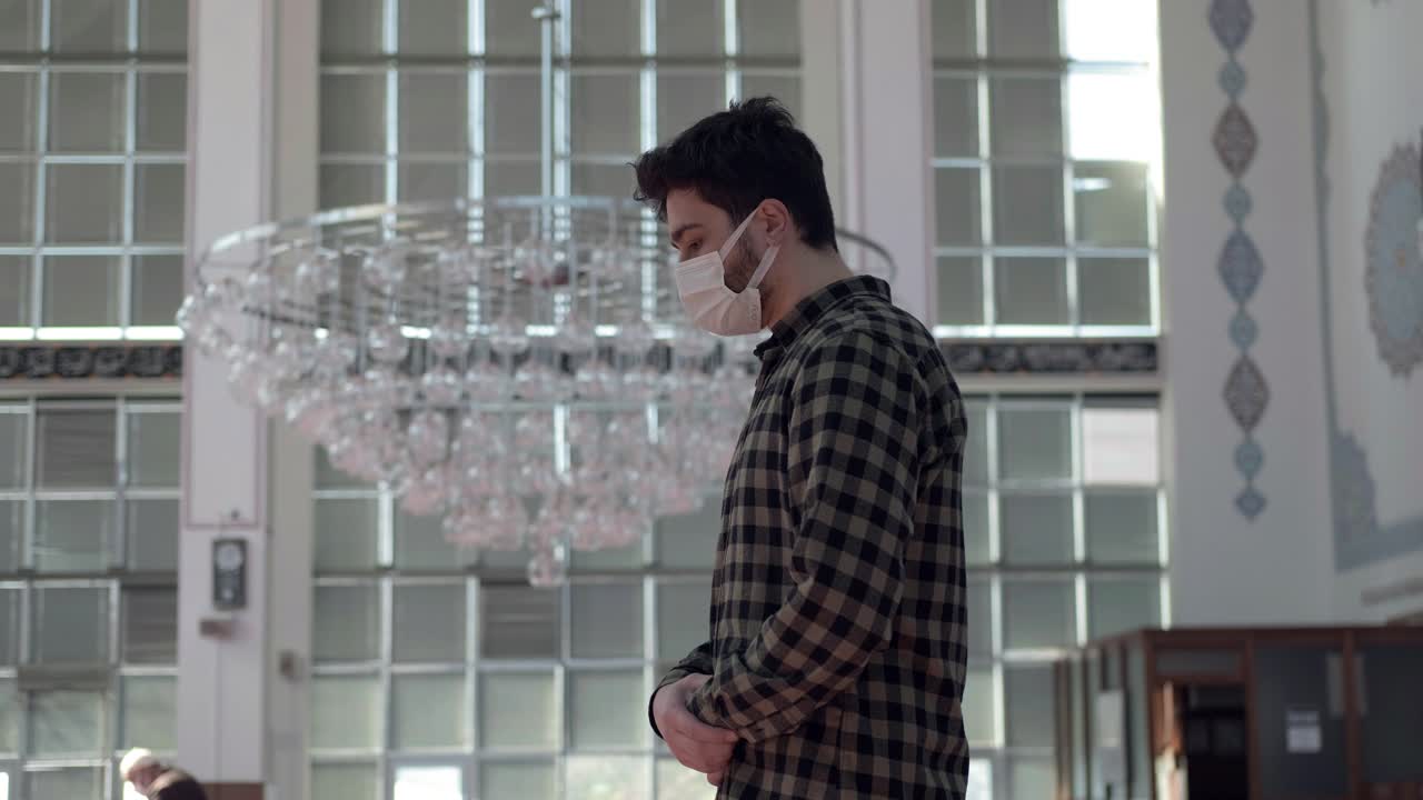 전염병 1 동안 모스크에서 기도하는 청년