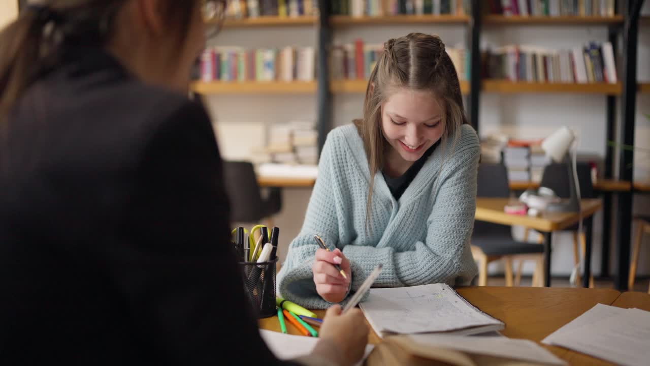 sesión de tutoría en una biblioteca