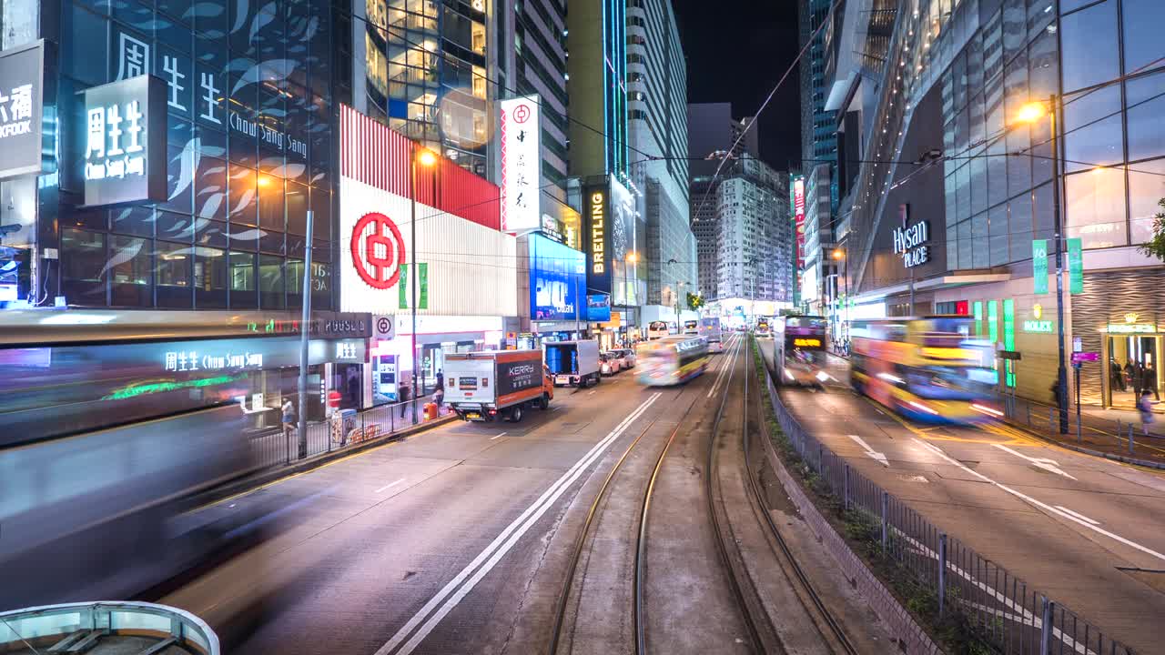 세계에서 가장 현대적이고 인구 밀도가 높은 도시 중 하나인 중국 홍콩을 돌아다니는 트램 모션의 타임 스 뷰