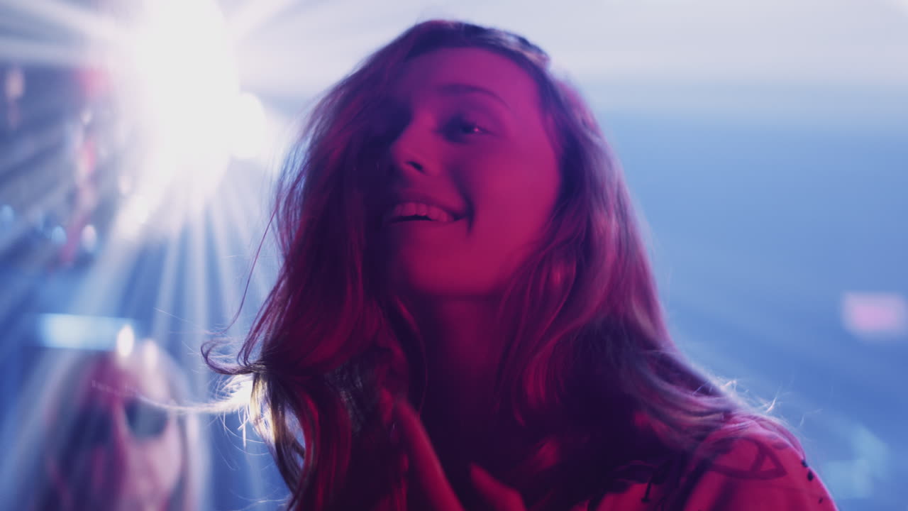 una mujer joven disfrutando de una noche en un club nocturno