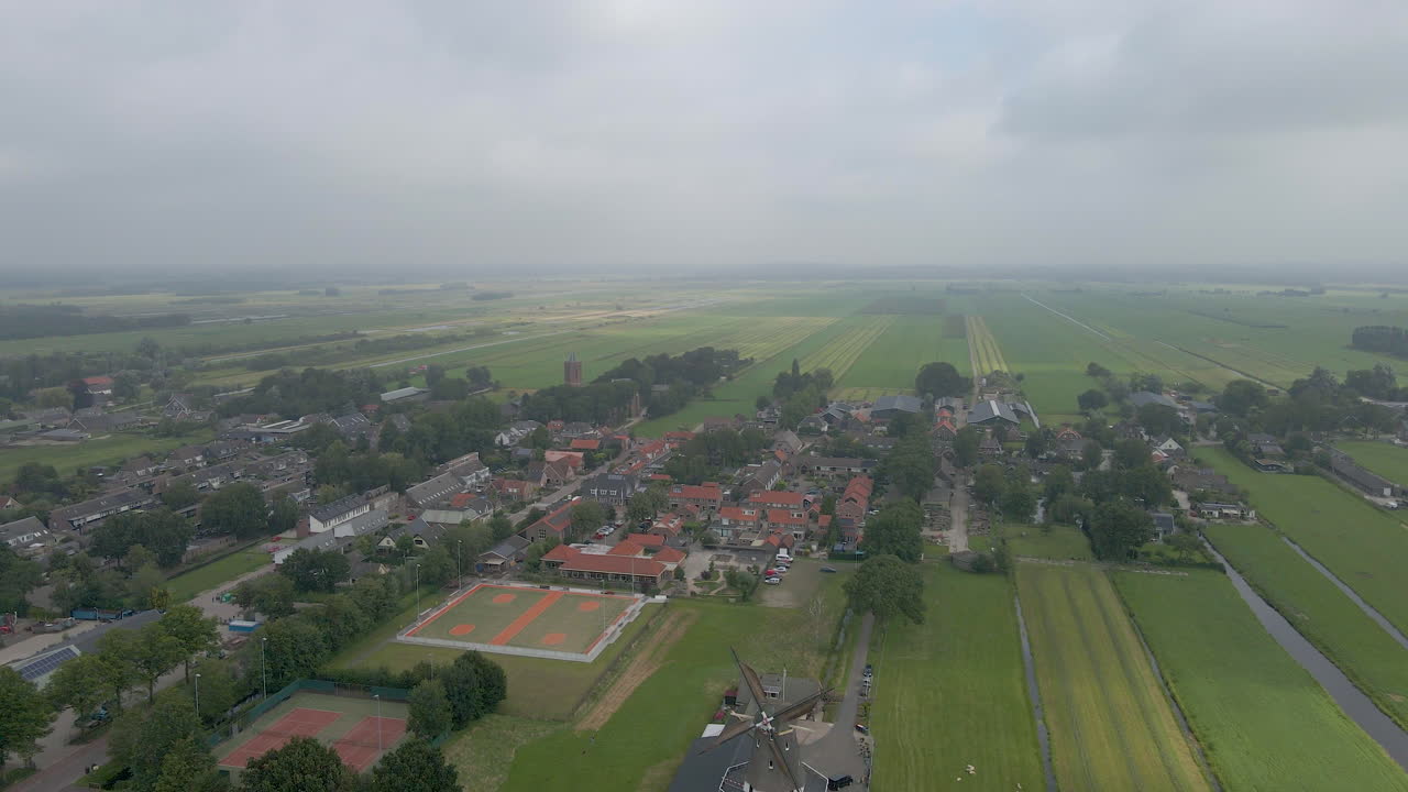 녹색 초원으로 둘러싸인 구시가 근처의 오래된 비계 풍차의 공중 공개