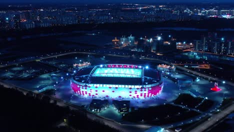 Vista-Aérea-Nocturna-De-Una-Intersección-De-La-Autopista-Y-El-Estadio-De-Fútbol-Spartak-Moscú-Otkritie-Arena