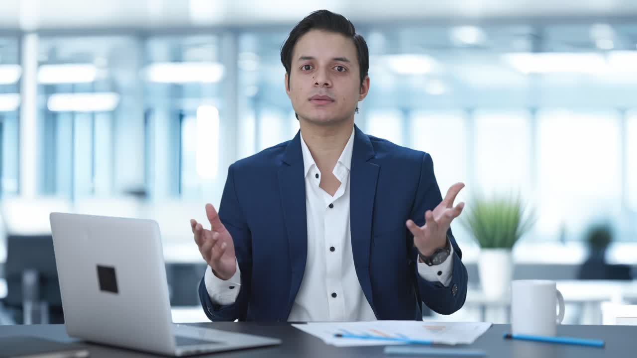 인도인 매니저가 누군가와 이야기하고 있습니다.