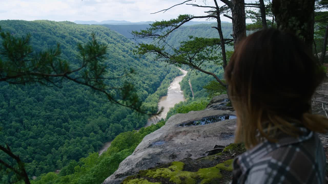 chica con vistas a la hermosa vista del río y el valle