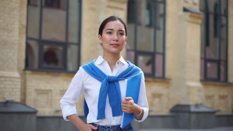 Mujer-Caminando-Por-La-Calle-Yendo-A-Trabajar