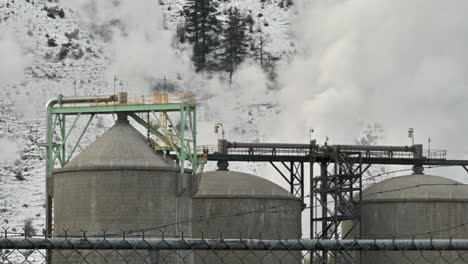señales de humo de silos industriales cubiertos de nieve