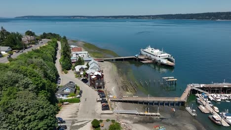 Toma-Aérea-De-Un-Ferry-Atracado-Cerca-Del-Puerto-Deportivo-Público-Modesty-En-Langley,-Wa