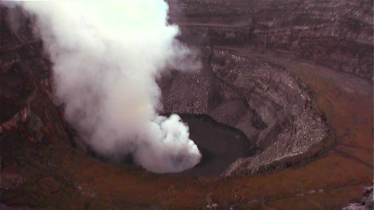 el volcán nyiragongo a la luz del día en la república democrática del congo