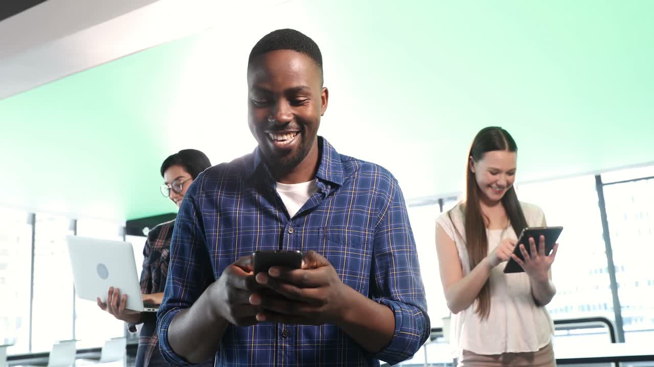 hombres y mujeres ejecutivos que utilizan dispositivos electrónicos 4k