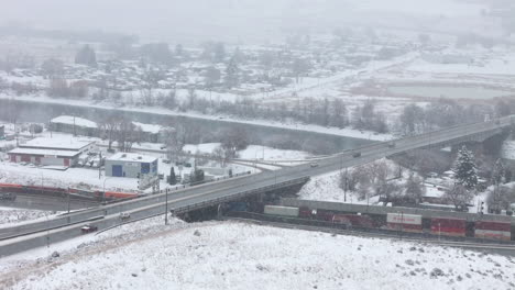 Cruce-Ferroviario-De-Invierno-Debajo-Del-Cruce-De-Kamloops