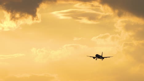 silueta del avión al atardecer