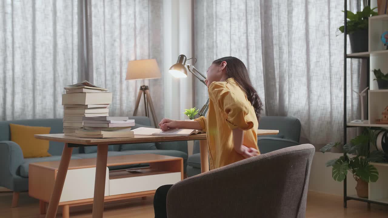 가정에서 공부하는 동안 허리 통증이있는 여성