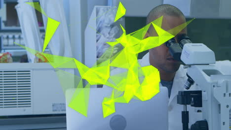 animación de rastros de luz brillante sobre científico masculino biracial en el laboratorio