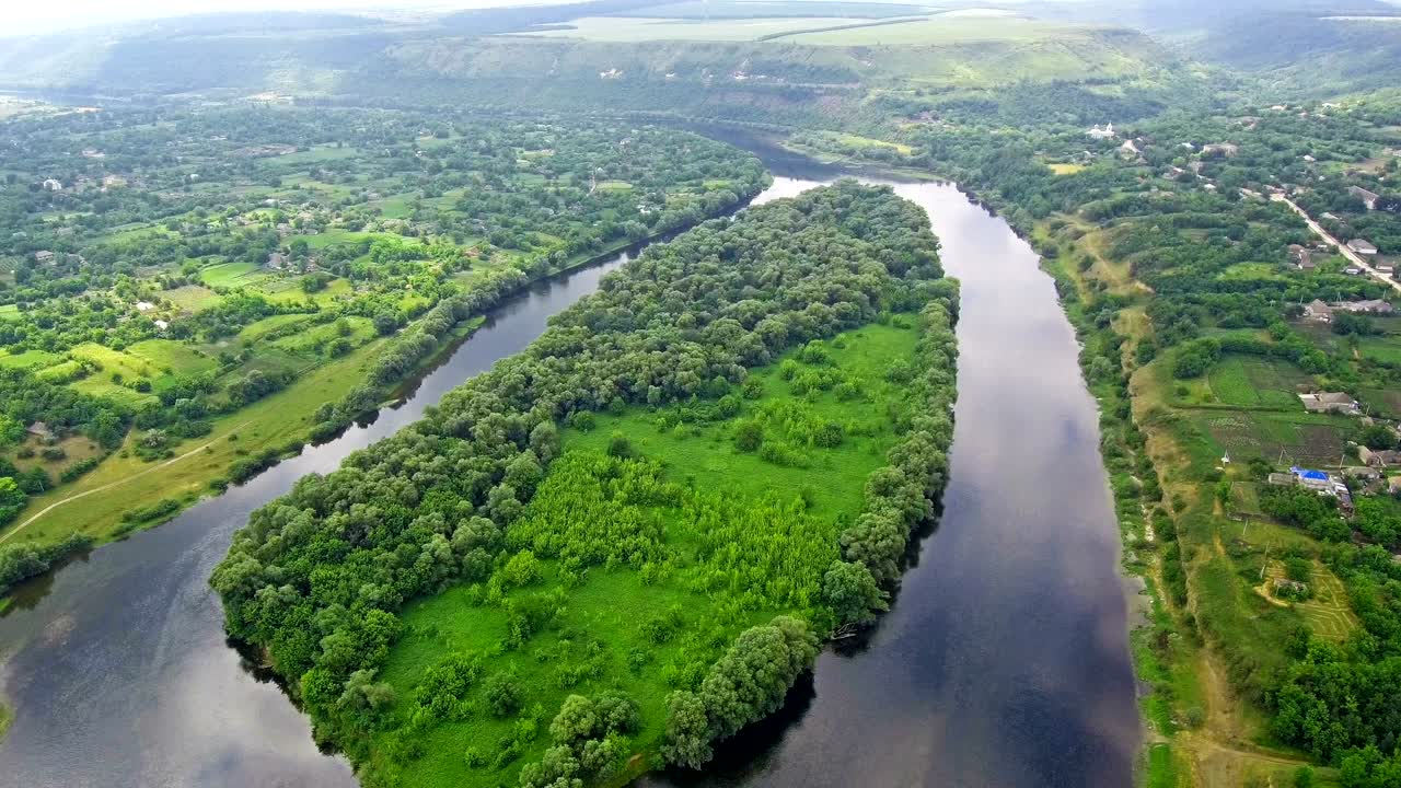 drone de paysage d'été survole la rivière avec un archipel d'îles par temps nuageux1