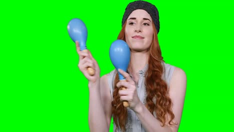 Schöne-Frau,-Die-Maracas-Spielt