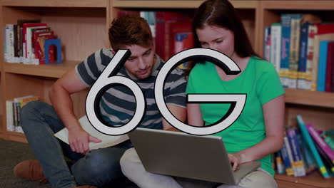 animación de un cartel de texto de 6g sobre un niño y una niña caucásicos usando una computadora portátil y estudiando en la universidad.