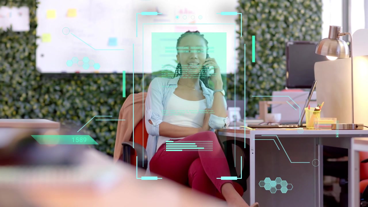 Donna in ufficio al telefono, che parla e si muove, mentre un HUD color verde acqua traccia il viso e mostra le statistiche di lavoro.