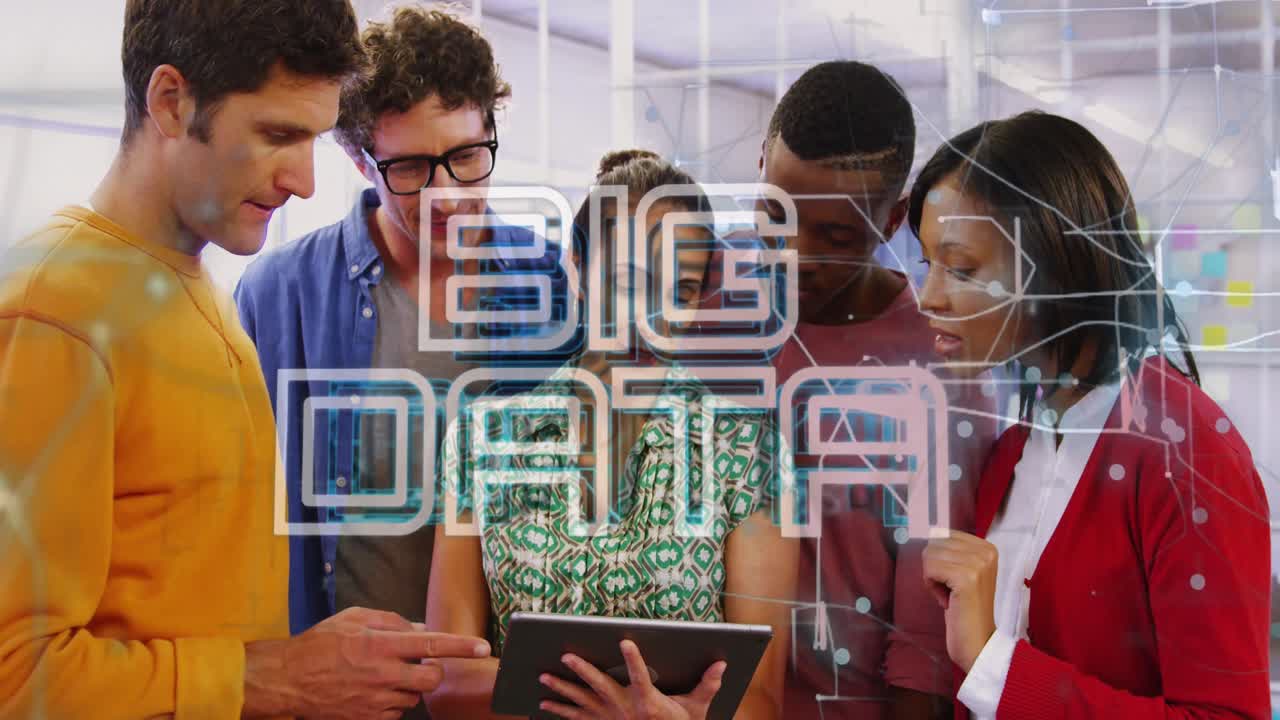 animación de grandes datos de texto y conexiones a través de diversas personas de negocios en la oficina