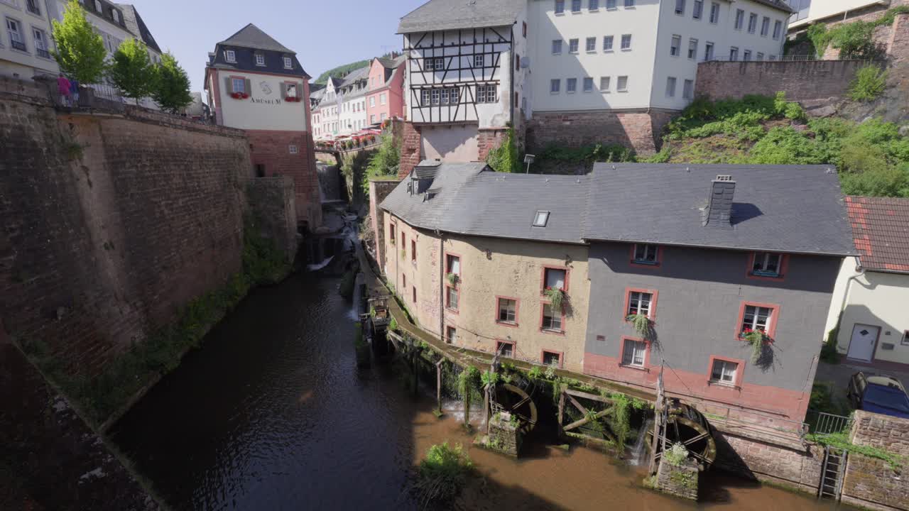 Il canale fluviale attraversa il centro storico di Saarburg con i suoi edifici storici