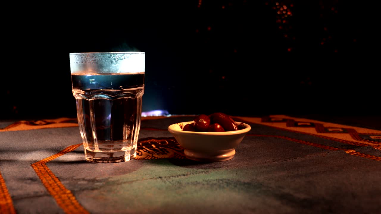 이프타르는 저녁 식사입니다. 장식의 슬라이더 뷰 라마단 카림 휴일 축제 축하 카드, 무슬림의 거룩한 달 라마단의 카림에 대한 초대. 어두운 배경. 선택적 초점