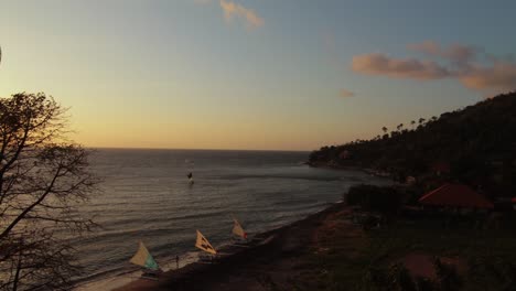 timelapse de la hora dorada de los barcos de pesca tradicionales de bali