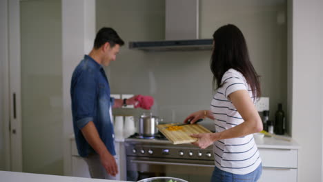 cocinando su comida favorita juntos