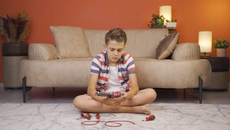 Thoughtful-boy-focused-on-tech-stuff.