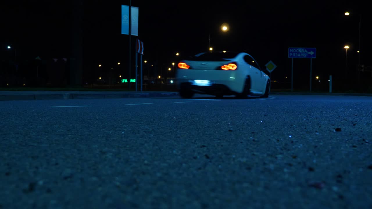 밤에 도로 위에 있는 차