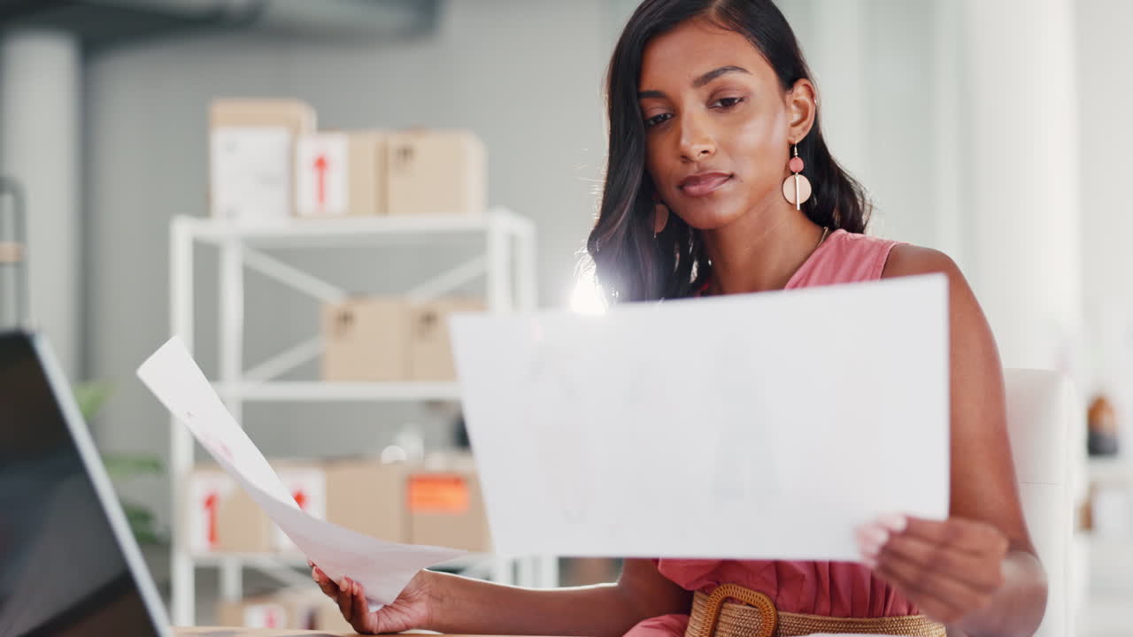 computadora portátil, papel y mujer diseñadora de moda