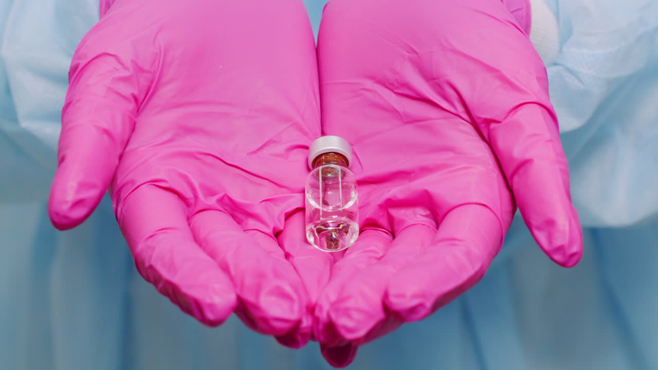 médico sosteniendo y examinando la medicina en las manos 1