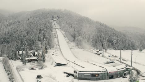 Salto-De-Esquí-En-Wielka-Krokew:-Vista-Aérea-Con-Drones-En-Zakopane