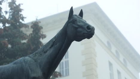 pomnik „kincsem”. słynny koń węgierski i