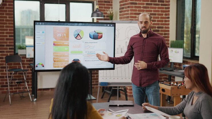 Empresario planeando una estrategia para una presentación de una startup
