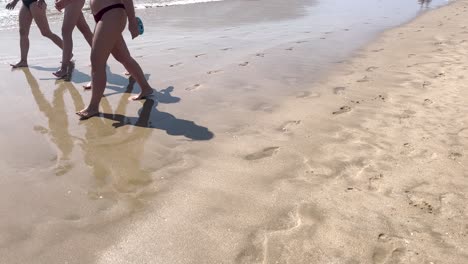 Playa-Descalza-Caminando-En-Una-Playa-De-Caparica