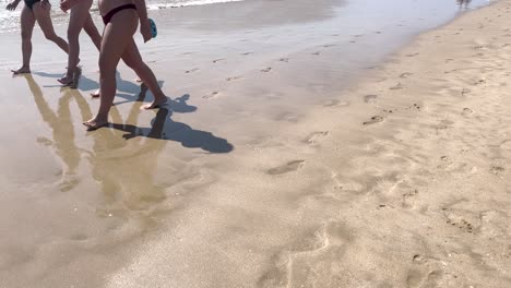 Barfuß-Strandspaziergang-An-Einem-Caparica-Strand