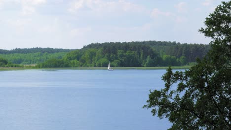 Vista-Pintoresca-Del-Crucero-En-Yate-En-Un-Lago-Tranquilo-Cerca-Del-Pueblo-De-Charzykowy-En-El-Norte-De-Polonia