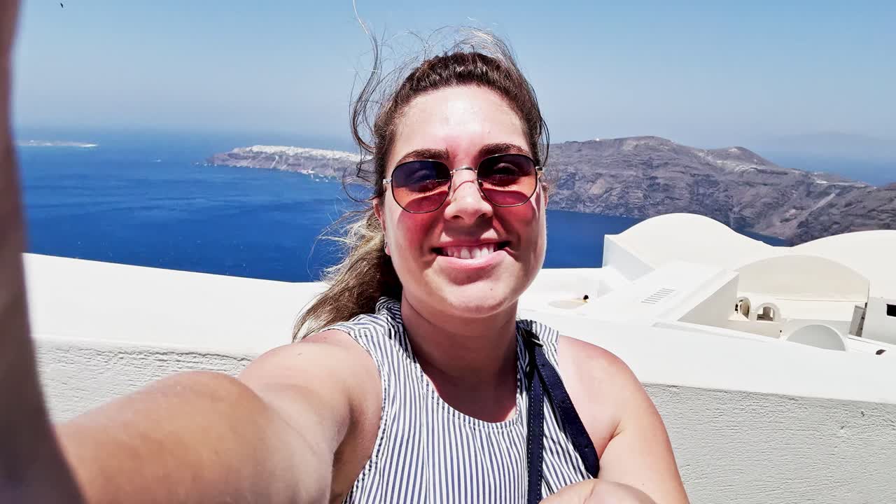 Nuori nainen ottamassa selfietä lomalla Santorinilla Kreikassa
