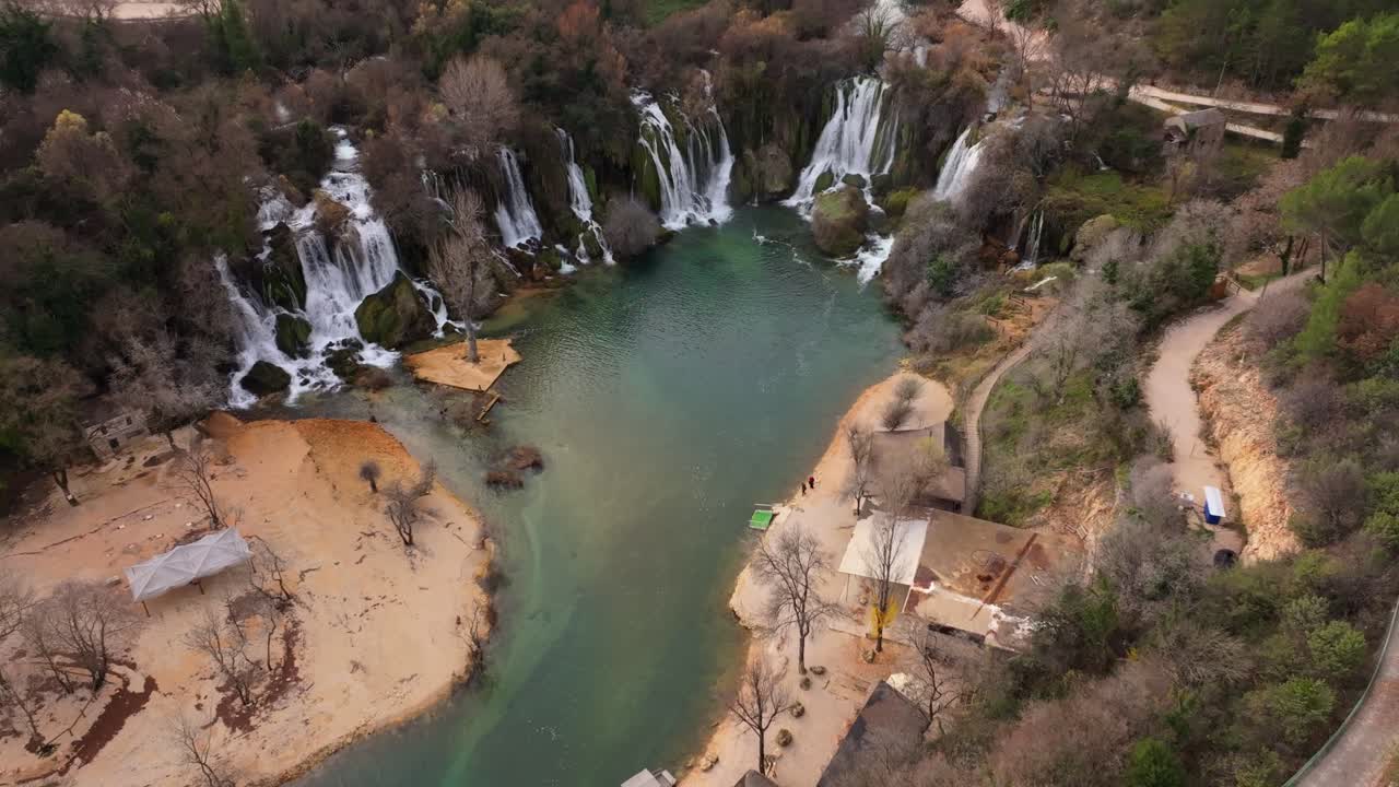 Captura aérea de las Cataratas de Kravica entre árboles dorados, Bosnia y Herzegovina