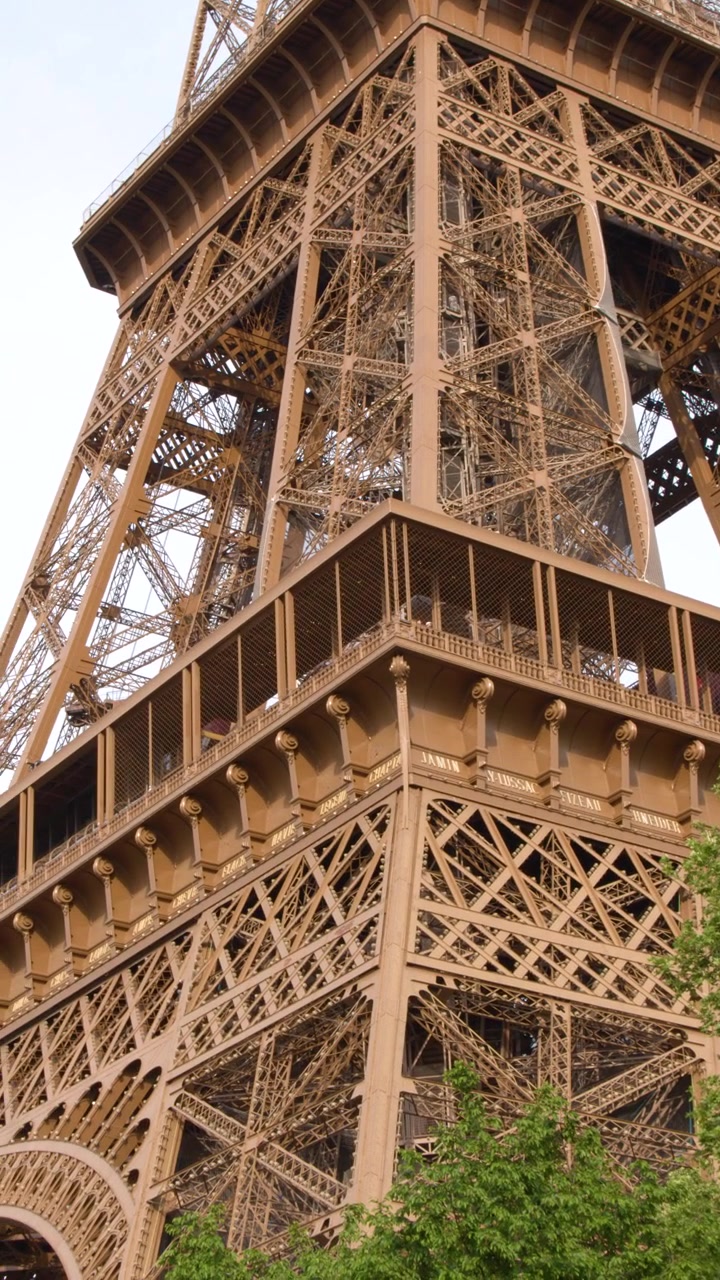 Vista dal basso della Torre Eiffel a Parigi