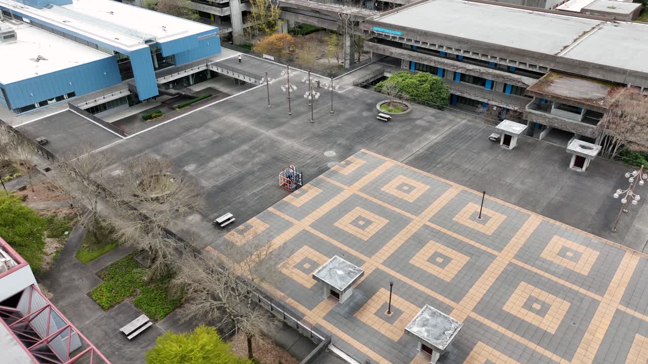 북 시애틀 대학 마당의 넓은 공중 전망 학업 활동에 대한 공간이 많이 있습니다.
